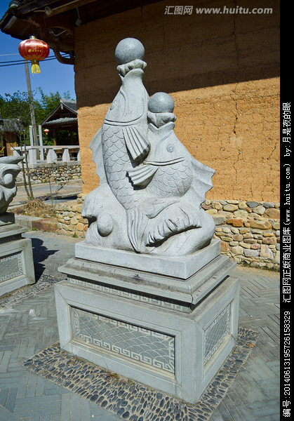 静卧水中的守护者 鲤鱼石雕的自然诗篇